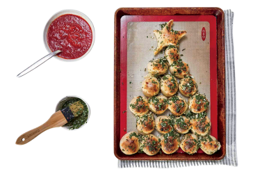 CHEESY CHRISTMAS TREE PIZZA